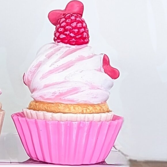 Cupcakes and Cashmere -Set of 3-Valentine Cupcakes 🧁 Seasonal Decor -NIB - Picture 10 of 12